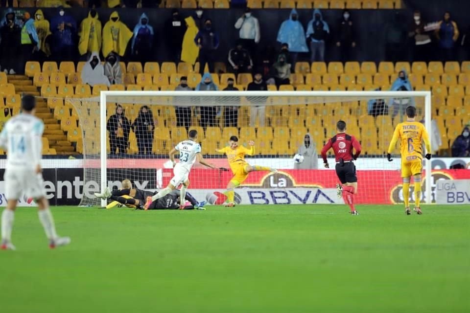 Apenas comenzaba el segundo tiempo y Mazatlán sorprendió a Tigres con el gol de Brian Rubio al 46'.