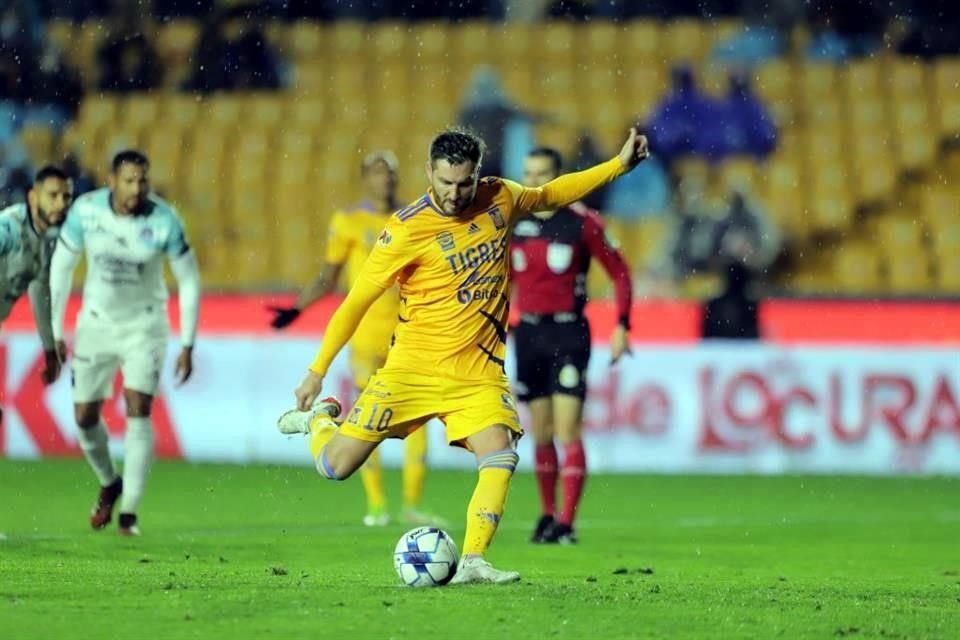 Gignac cobraría su tercer penal del torneo, el segundo que concreta. Era el 3-2 para Tigres.