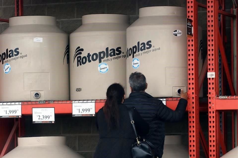 Los tinacos tienen alta demanda de los compradores, y las tiendas reportan que se agotan con rapidez.