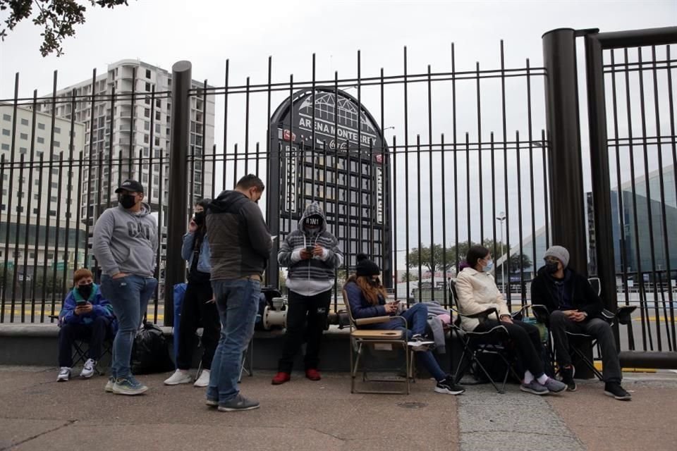 Bien abrigados con gorras, cobijas, agua, alimentos, cubrebocas, sillas y tiendas de campaña, algunos hicieron fila desde las 10:30 horas del lunes.