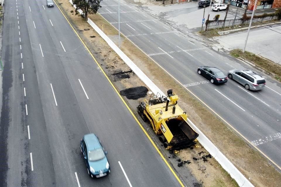 Restos de asfalto y de la carpeta que fue retirada fueron abandonados en el camellón y orilla de la Carretera Nacional, al sur de Monterrey.