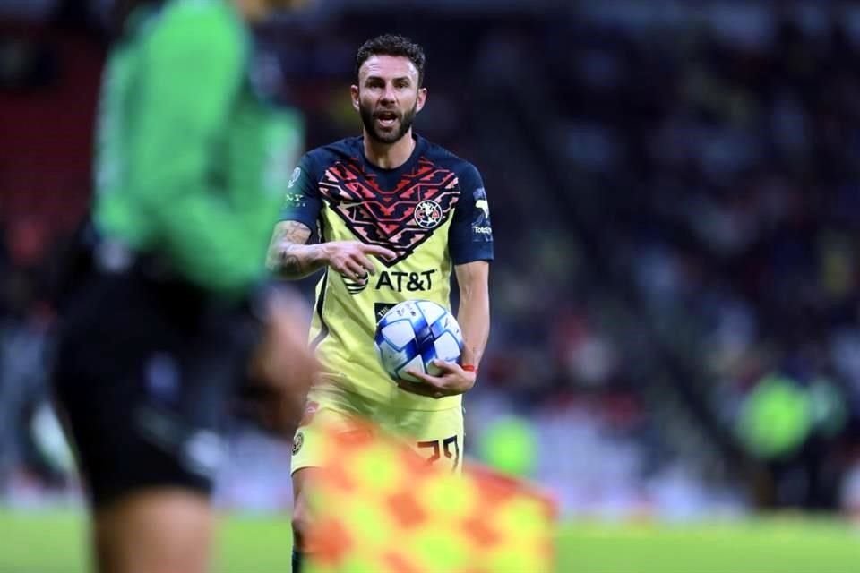 El lateral americanista perdió la cabeza y hoy recibió dos partidos de suspensión.