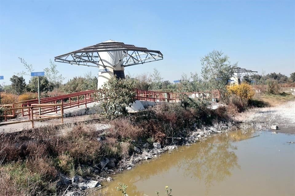 Las lanchas y el muelle donde antes salían los paseos familiares, ahora lucen abandonados en el lago de la Alameda Oriente, cerrado dos años por la pandemia.