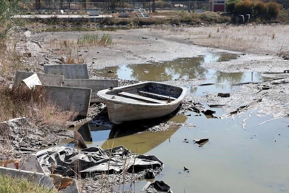 Las lanchas y el muelle, donde antes salían los paseos familiares, están abandonados.