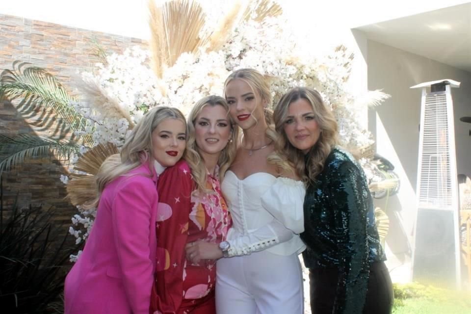 Anaisa Chapa, Yoana Chapa de Chantaca, Anet Chapa y Anabel Montmayor de Chapa