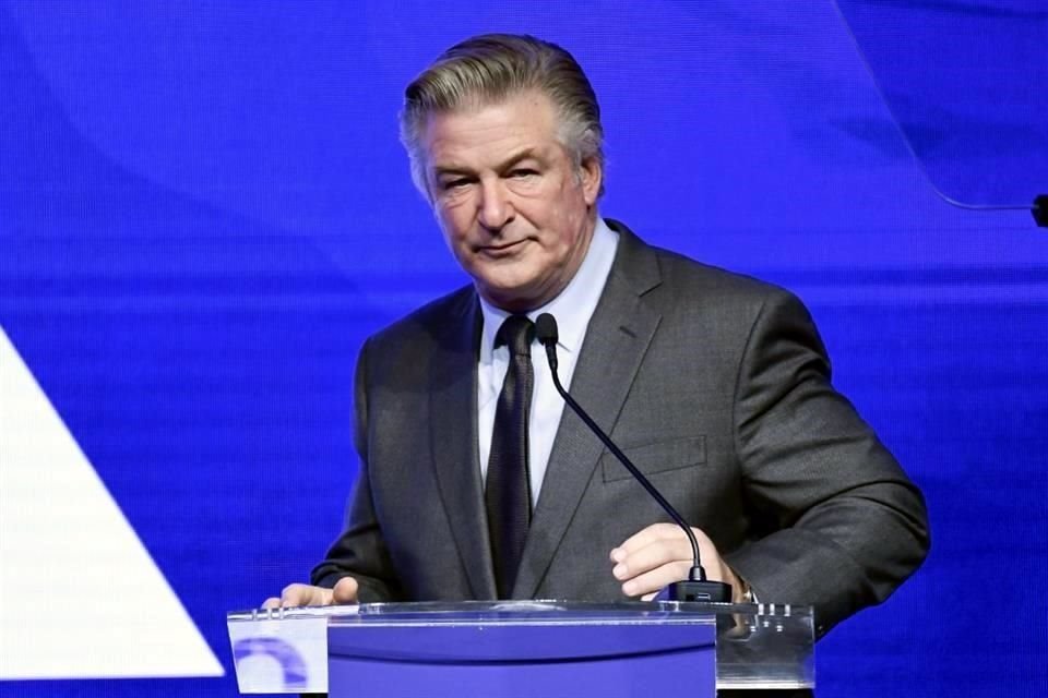 Alec Baldwin aún se siente extraño de regresar a los sets, aseguró durante su participación en el rodaje de '97 Minutes', a meses de la tragedia de 'Rush'.