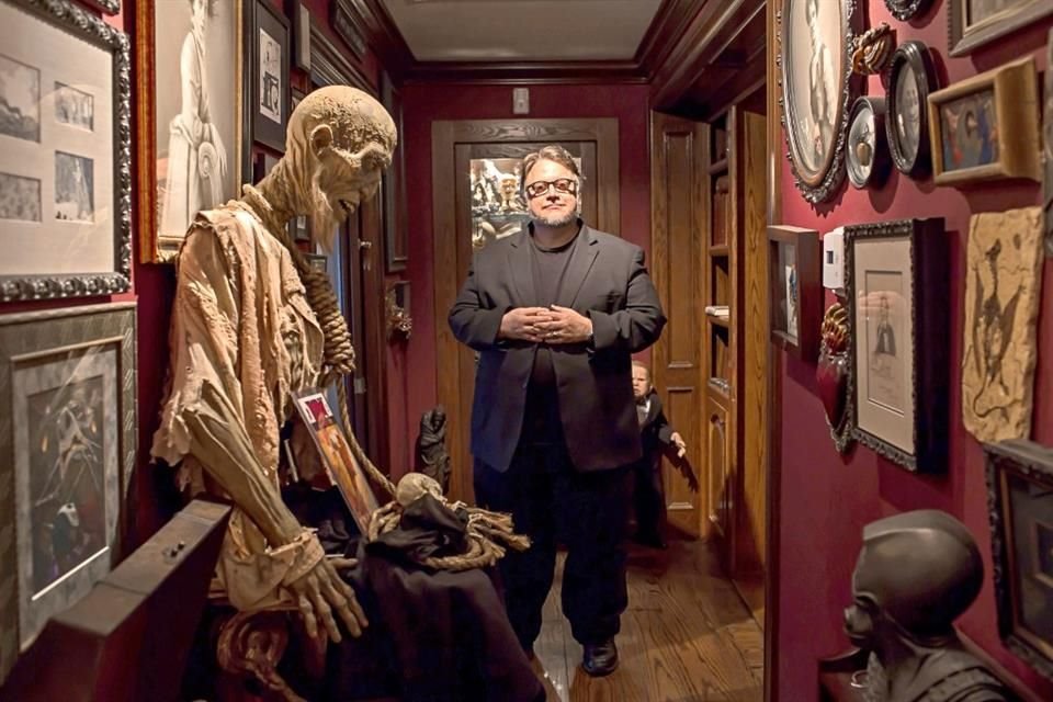 El cineasta mexicano Guillermo del Toro busca el Óscar de Mejor Película, entre otros rubros, por 'El Callejón de las Almas Perdidas'.