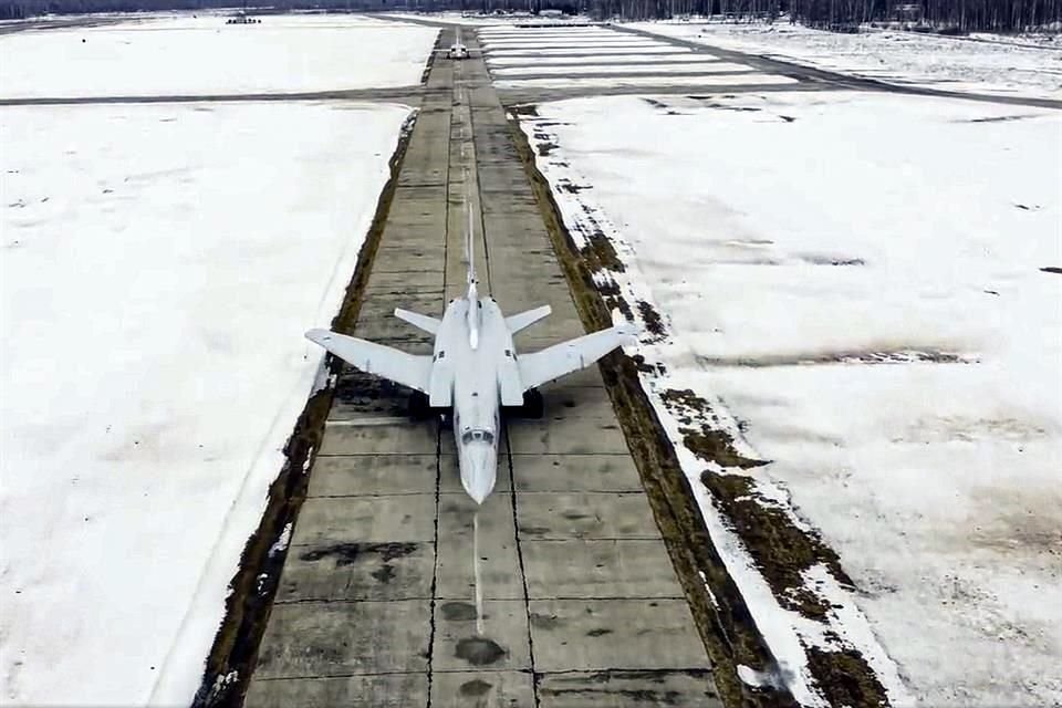 Los ejercicios incluían también aviones de combate.