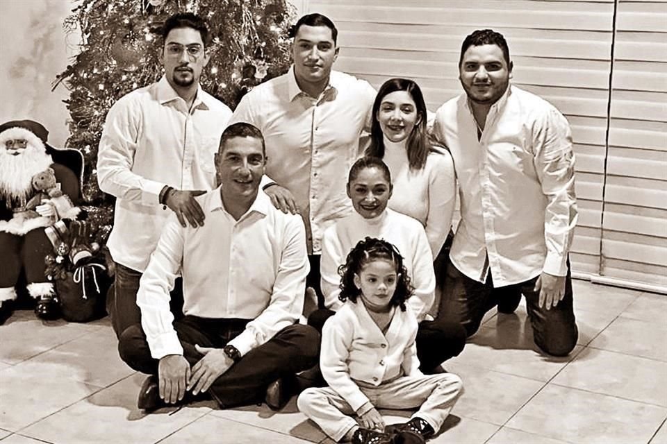 Diego junto a Eric Garza Sosa, Sthefany Garza Sosa, José Carlos Jaramillo Garza, Eric Josué Garza Leal, Irma Sosa de Garza y Renata Jaramillo Garza, en diciembre de 2021.