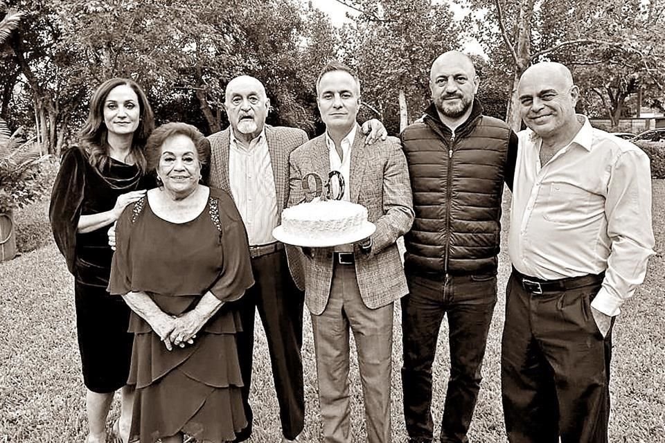 JUNTO A SU ESPOSO E HIJOS. Rossina Falce García, José Falce Tancredi, Marcelo Falce García, Mauricio Falce García, José Falce García y al frente Ana María