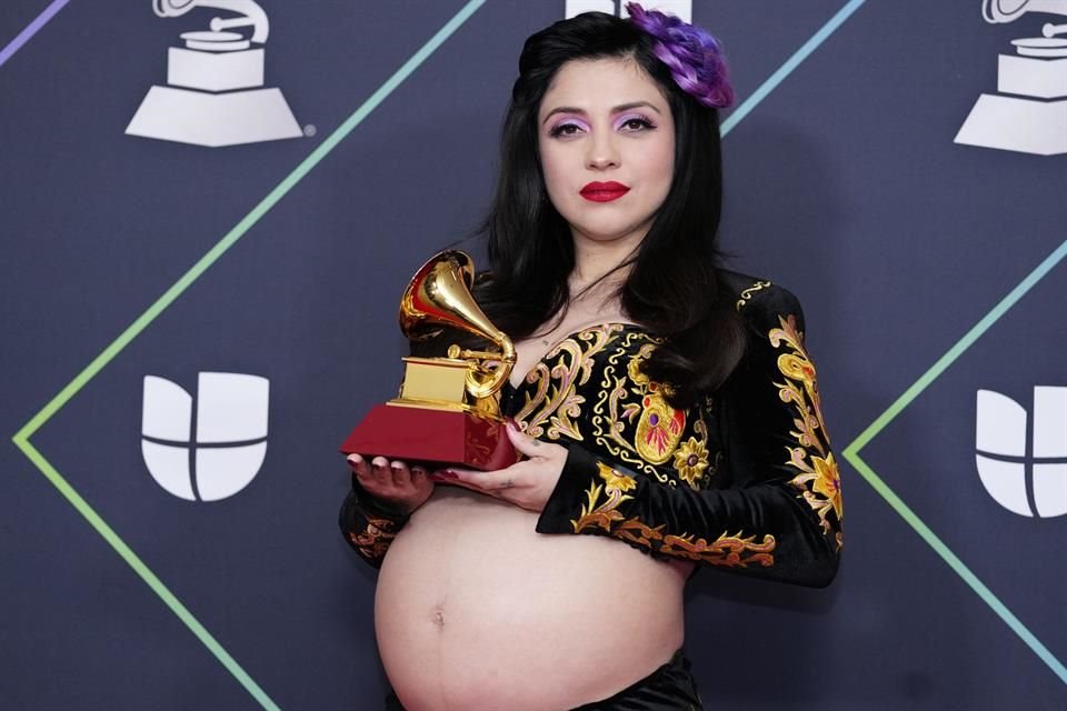 Mon Laferte dio la bienvenida a su pequeño Joel recientemente y lo anunció en redes sociales.