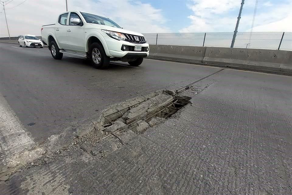 Pese a que aumentó su peaje, la Autopista al Aeropuerto presenta baches, grietas y otros daños en su recorrido.