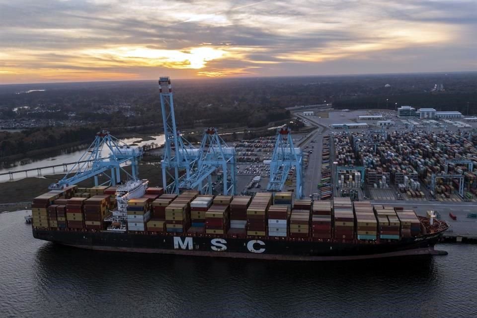 El déficit comercial de EU anotó un récord de 107 mil 600 millones de dólares en enero pasado.