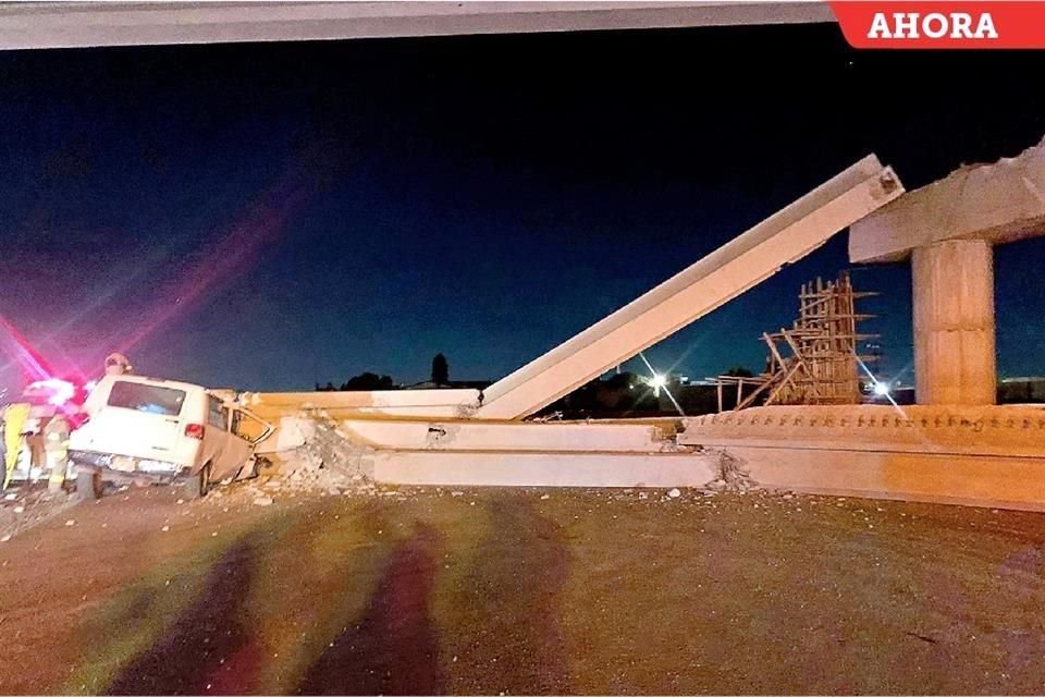 Una de las trabes cayó sobre una camioneta, en la que quedó prensado el conductor.