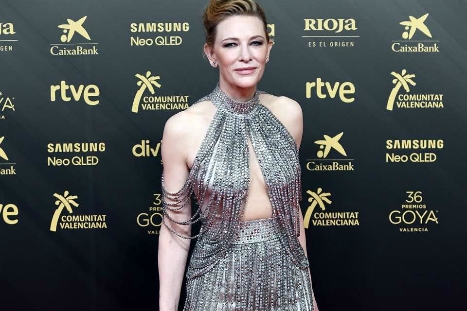 Cate Blanchett lució en plateado de Armani Privé, durante la alfombra de la 36 edición de los Premios Goya.