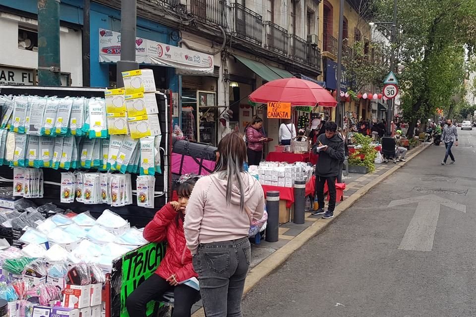 Aunque se implementan operativos, los vendedores son alertados por radios de comunicación cuando estos se aproximan.