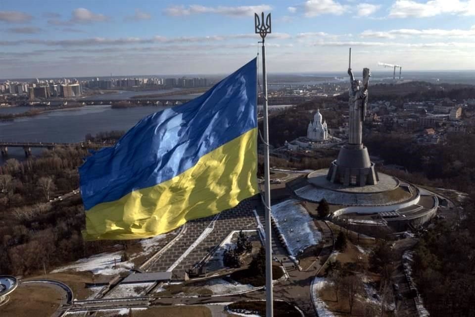 La Bandera de Ucrania en el Monumento a la Madre Patria, en Kiev.