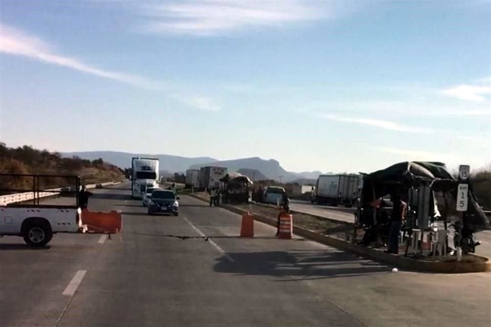 De gira ayer por Sonora, en su ruta de Guaymas a Ciudad Obregón por la carretera federal 15, el Mandatario y su comitiva pasaron por una improvisada caseta en la que yaquis cobran obligatoriamente.