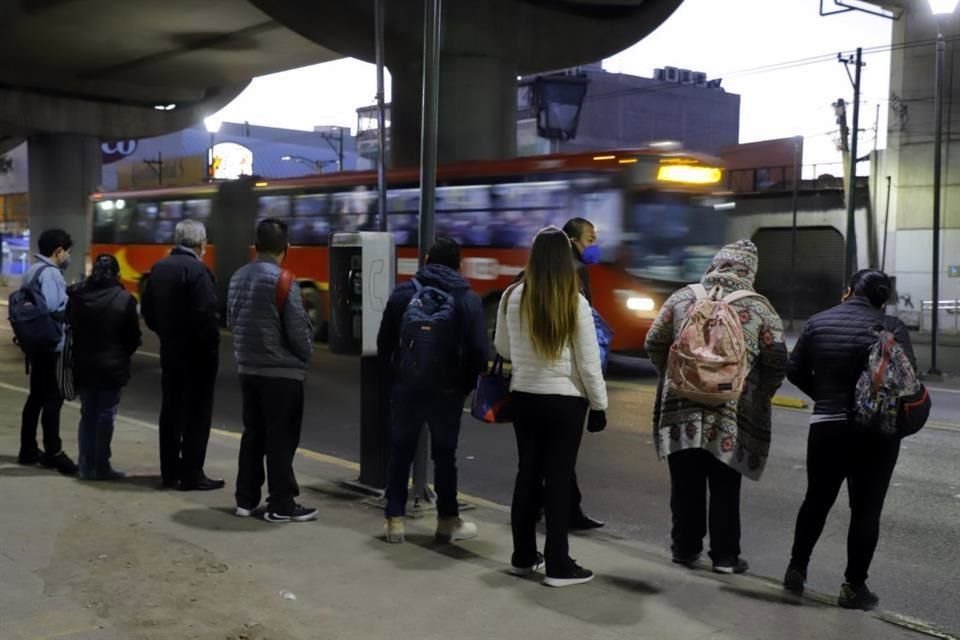 En Avenida Tláhuac, la espera para abordar toma hasta media hora debido a que las unidades circulan saturadas.