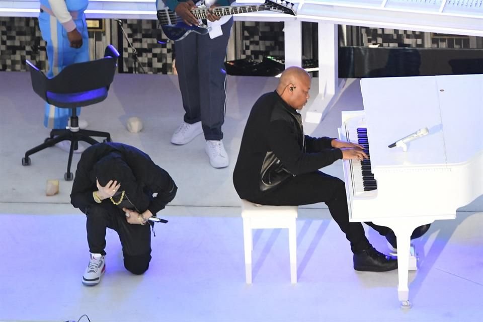 Al finalizar su actuación, Eminem puso una rodilla al piso.
