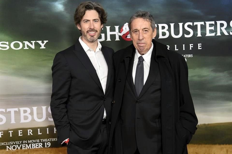 El director Ivan Reitman, responsable de películas como 'Los Cazafantasmas' y 'Gemelos' falleció la noche de este sábado a los 75 años. En foto, junto a su hijo, Jason Reitman.