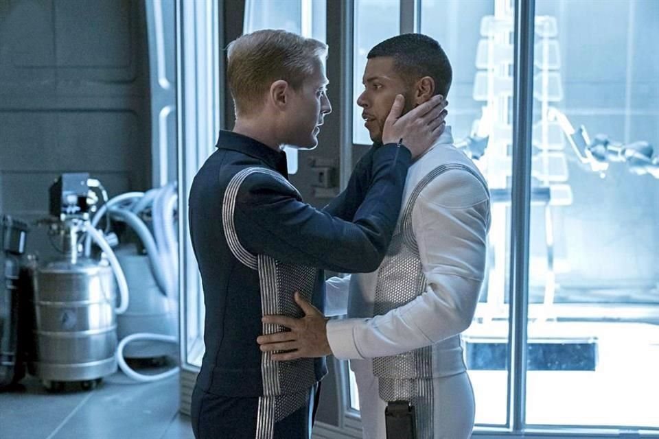 El actor Wilson Cruz (der.) y su rol del doctor Hugh Culber en 'Star Trek: Discovery' ha enamorado a fans de las saga y a la comunidad LGBTQ+.