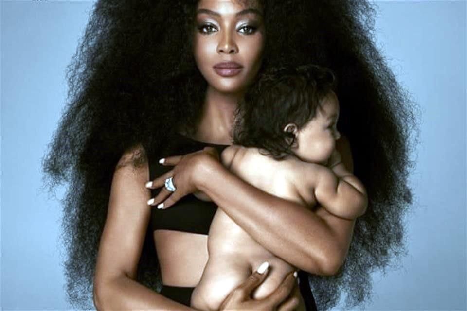 La modelo Naomi Campbell, de 51 años, presentó este lunes a su primera hija, en la portada de la revista Vogue en su edición británica.