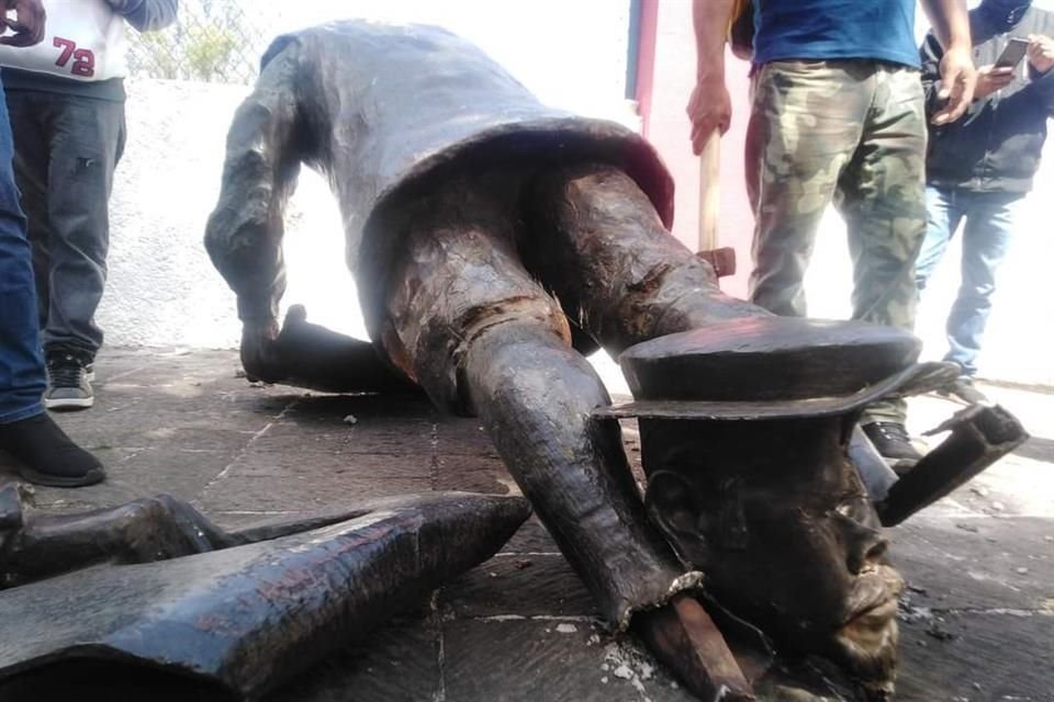 Tras protesta, en la que fue derribada la estatua de un obispo, fueron detenidas 24 personas.