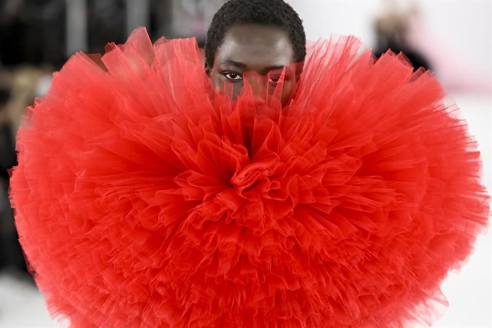 Piezas para subrayar la valentía y la confianza dominaron el desfile de Carolina Herrera presentado en la Semana de la Moda de Nueva York.