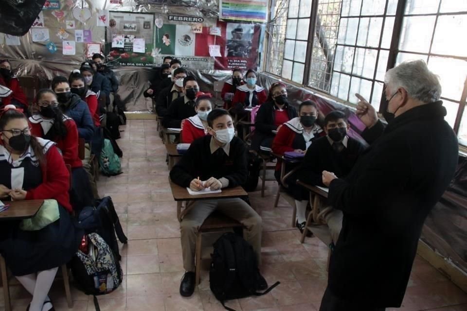 Después de casi dos años de que las clases presenciales fueron interrumpidas por la pandemia del Covid-19, alumnos de secundaria vuelven a las aulas.