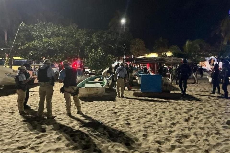 Un hombre fue asesinado a balazos en la playa Dominguillo, en Acapulco, la noche de este lunes, informaron autoridades estatales.
