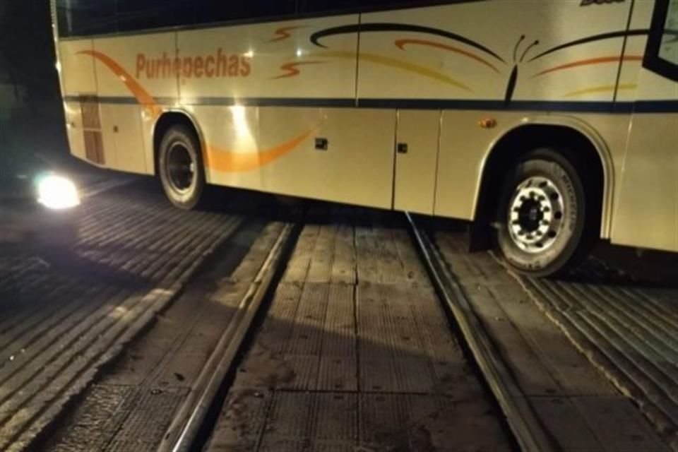 Tras horas de protesta en carreteras, comuneros también bloquean vías del tren en Uruapan, Michoacán, para exigir liberación de detenidos.