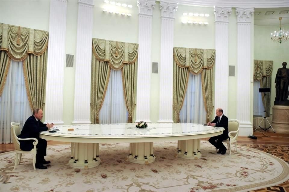 El Presidente ruso, Vladimir Putin, y el Canciller alemán, Olaf Scholz, durante su reunión en Moscú.