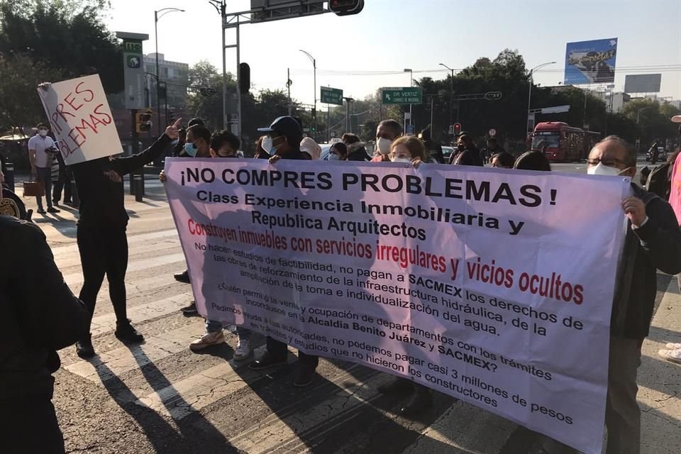 REFORMA publicó que los habitantes del edificio de Avenida Cuauhtémoc 590 pactaron un encuentro con autoridades, luego de realizar un bloqueo vial para protestar por los problemas de agua que enfrentan debido a las irregularidades heredadas por la constructora del inmueble.