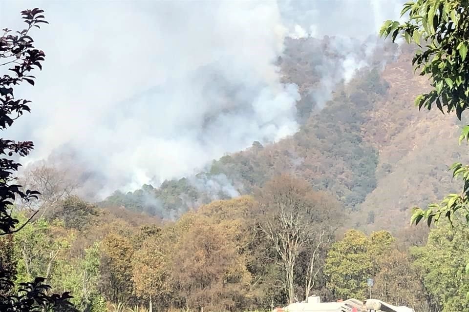 Tras casi 24 horas de quema, autoridades de Huixquilucan informaron que incendio en el municipio se encuentra controlado al 70 por ciento.