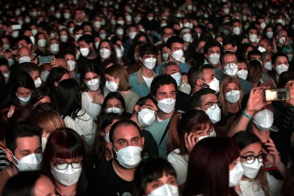 El grupo de rock Love of Lesbian actuó en el Palau Sant Jordi como una prueba piloto para eliminar la distancia social en los espectáculos masivos.