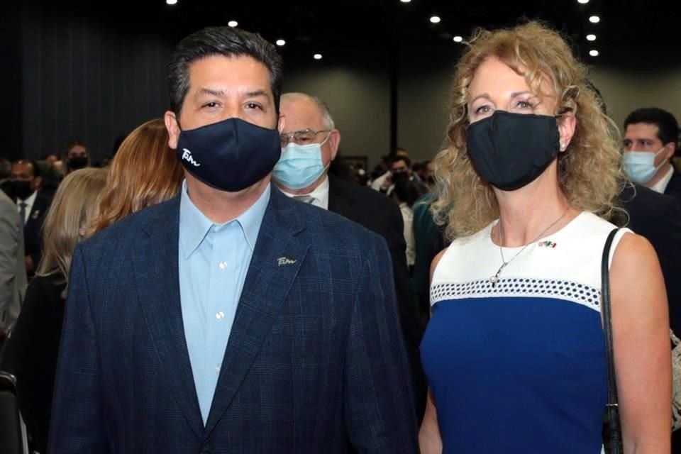 Francisco García Cabeza de Vaca y Yolanda A. Parra, Cónsul de EU en Matamoros, durante el quinto informe del Gobernador de Tamaulipas.