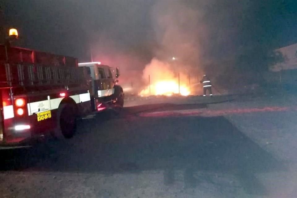 Los bomberos también tuvieron ayer una jornada atareada en el área metropolitana, donde se desataron diversos incendios, principalmente en baldíos.