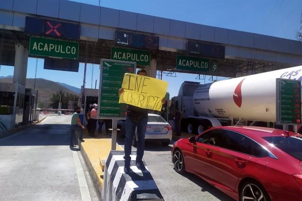 Inconformes en la caseta de Palo Blanco de la Autopista del Sol Cuernavaca-Acapulco.