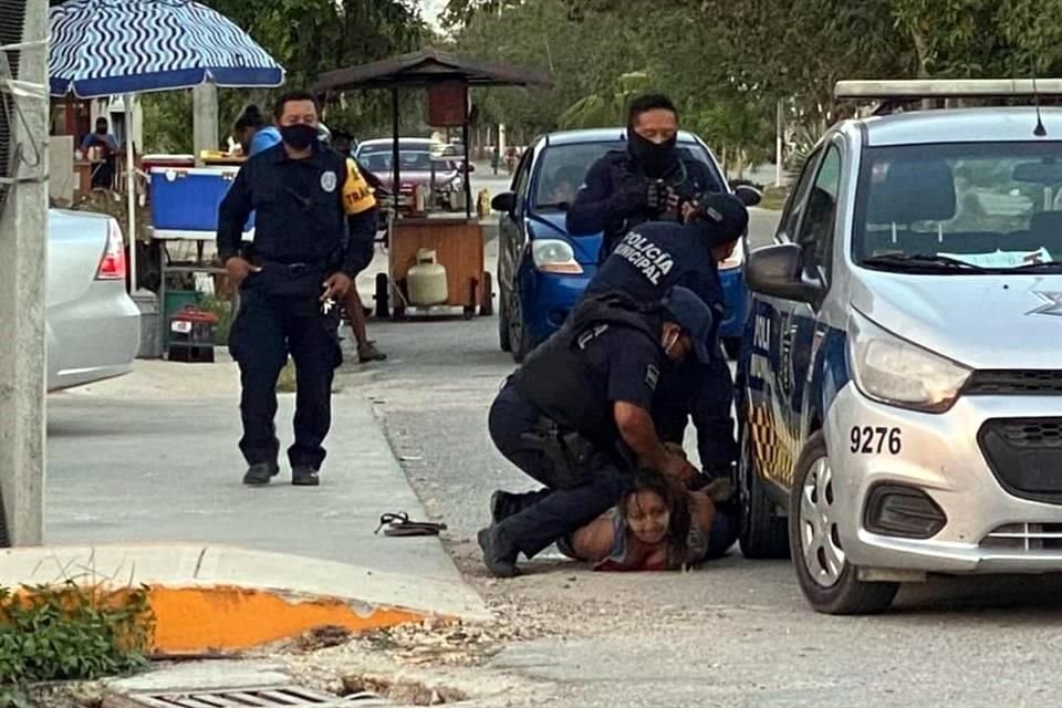 La mujer fue sometida contra el suelo por un policía en Tulum el pasado 27 de marzo.