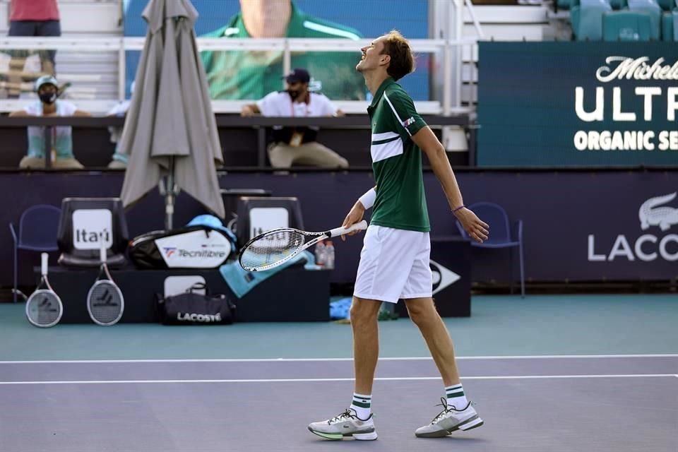 Daniil Medvedev terminó ganando su partido a pesar de los calambres.