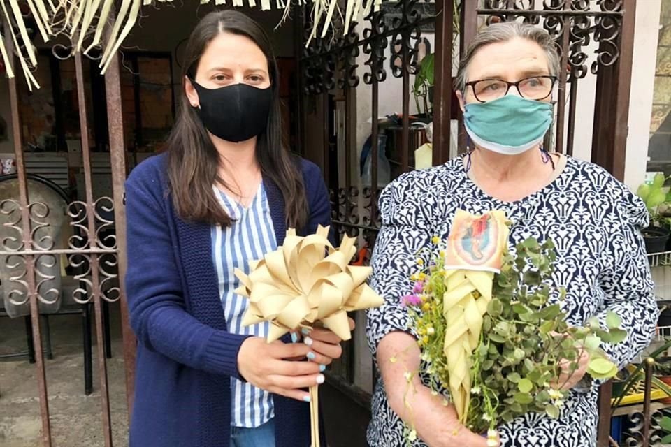 Socorro Cervantes y su hija Aracely Pérez muestran los ramos adquiridos en San Francisco Xavier.