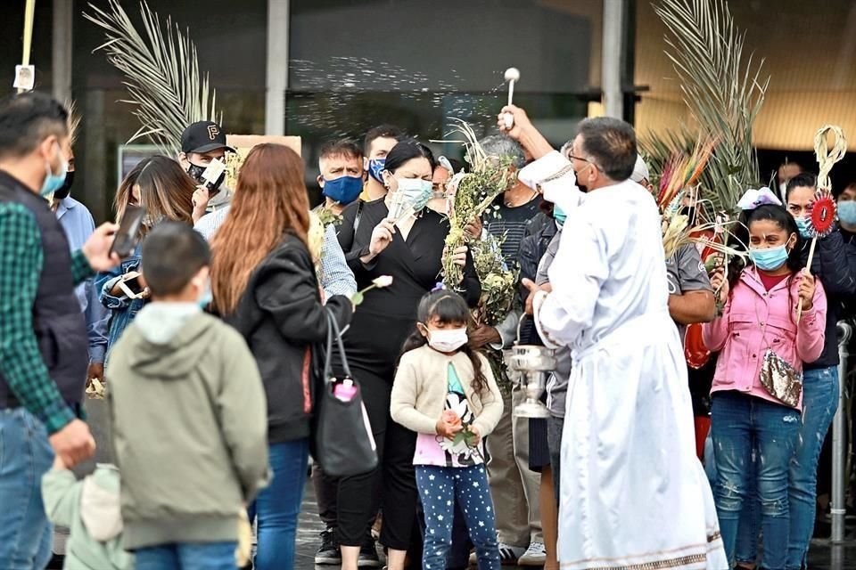 En la Basílica de Guadalupe los fieles se aglomeraron por unos minutos para recibir la bendición.