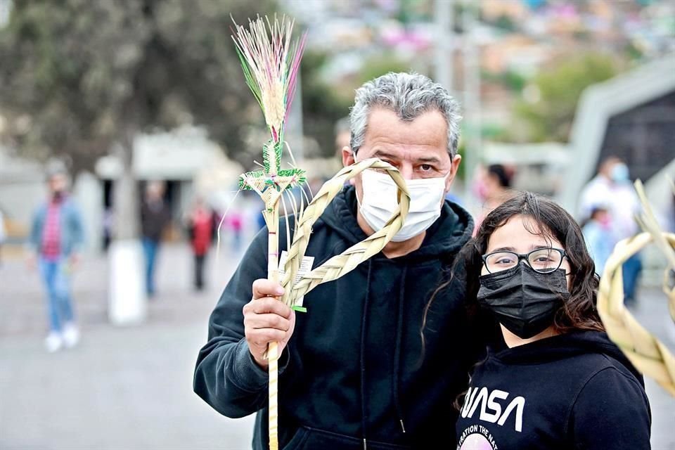 Los fieles alzaron las palmas, como dicta la tradición, pero también portaron cubrebocas y guardaron la sana distanciana distancia