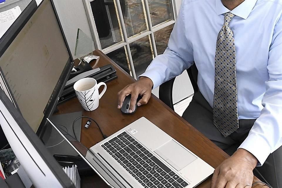 Una persona es un teletrabajador cuando pasa más del 40% del tiempo que labora, fuera de la empresa.