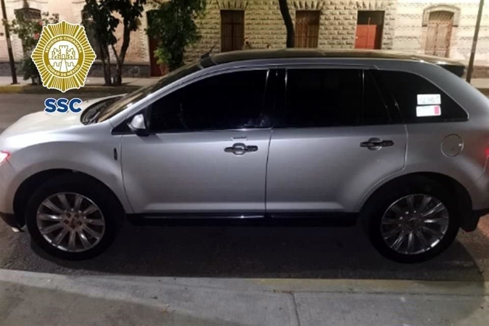 A bordo de una camioneta Lincoln, dos presuntos hijos del fallecido Felipe de Jesús Pérez Luna, alias 'El Ojos', fueron detenidos ayer en Iztapalapa por comercializar droga.