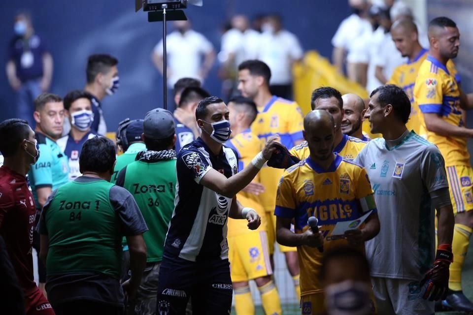 Así se saludaron Rogelio Funes Mori y Nahuel Guzmán antes de salir a la cancha.