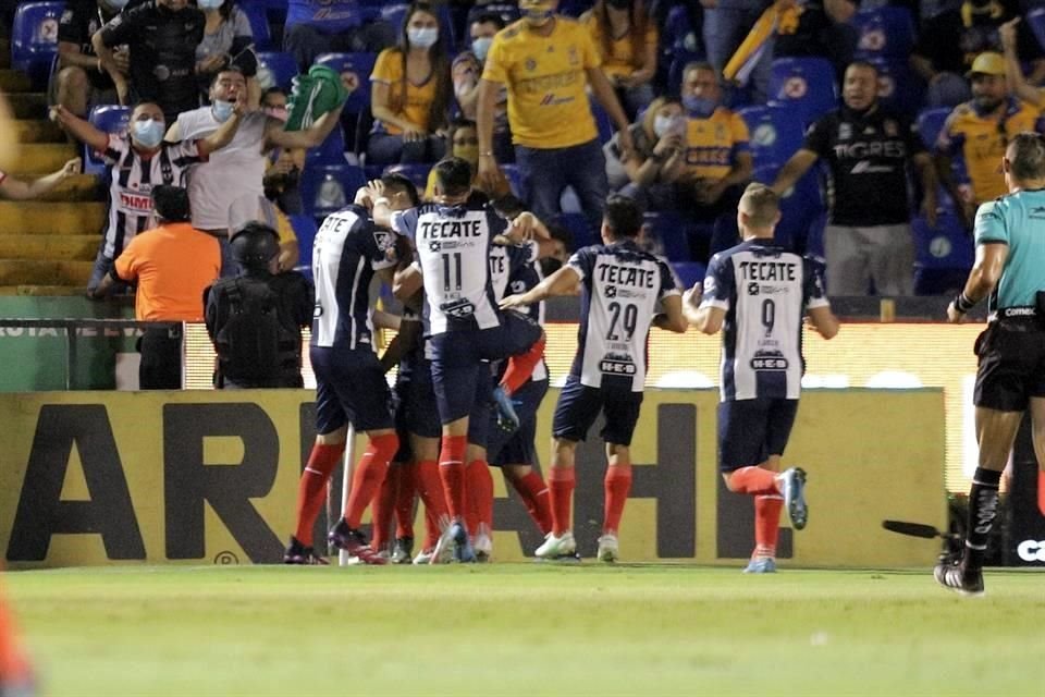 Así festejó el Monterrey su gol frente a las tribunas auriazules.