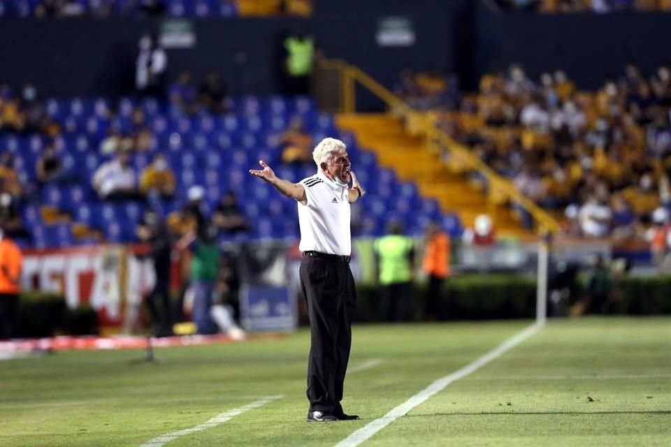 Fiel a su estilo, así dirigió Ricardo Ferretti el que podría haber sido su último partido como DT de Tigres en el Universitario.