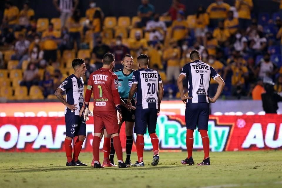 Los jugadores del Monterrey reclamaron el penal, pero el árbitro no cambió su decisión.